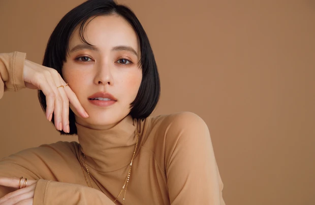 「ミニマムなベージュだけで堂々と勝負に臨める自信。それこそが大人の“うっとり”の醍醐味」 ――― Tomoko Okada