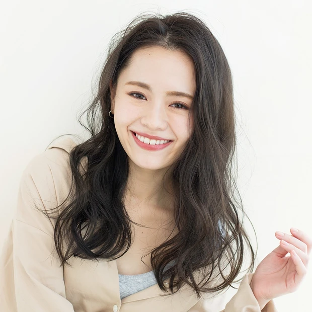 黒髪 ロング 清楚な色気の黒髪ウェーブロングでおしゃれなキャリア女子に!