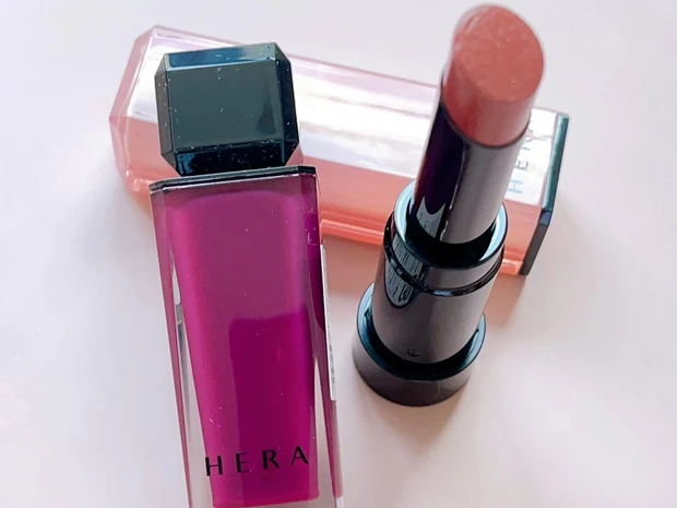 韓国の人気ブランド「HERA」の日本限定色リップをスウォッチ！ 透け感バームとボリュームリップが叶うグロスが登場