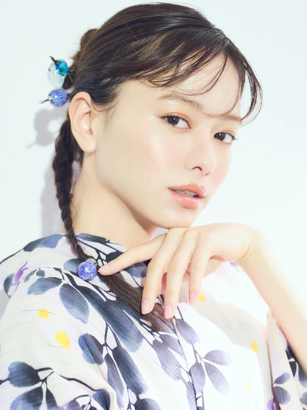 山本舞香さんの【浴衣ヘアアレンジ】三つ編みポニーテールでうなじ見せ！ 香り立つ大人の色気がたまらない