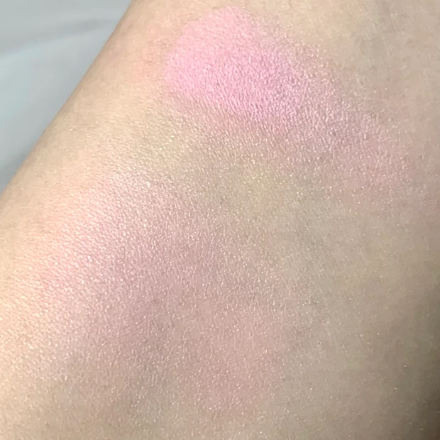 ディオール バックステージ ロージーグロウを手にスウォッチした画像 拡大