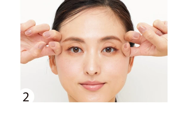 人さし指と中指の第2関節で眉をはさみ眉頭から眉尻へ向け流す。×5回。
