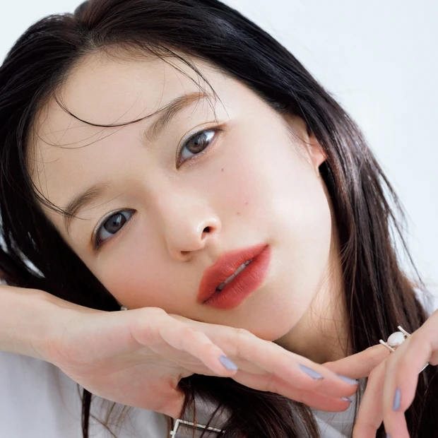 森 絵梨佳さんの春メイク。新生活をイメージした「白」のアイシャドウが主役…