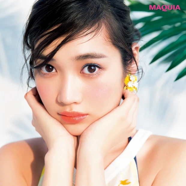 太陽に映える元気色がアクセント【ビーチに行く日のカラフルメイク】