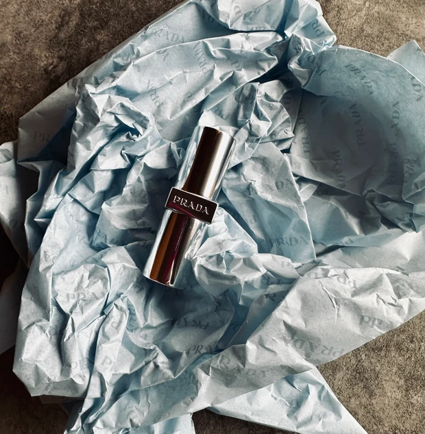 【PRADA BEAUTY（プラダビューティ）リップ】モノクローム　ウェイトレス　リップカラー（スムースナイロン）【2024春新色】ピンクリップはこれに決まり!_6