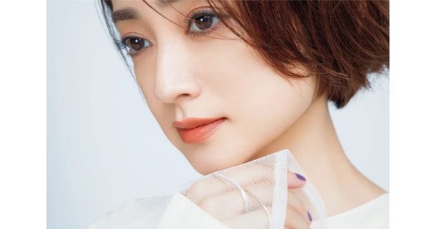 顎に手を添える安達祐実さん