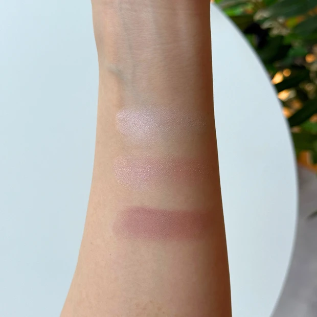 セザンヌ ライティングアップアイシャドウ 02ペタルピンク スウォッチ