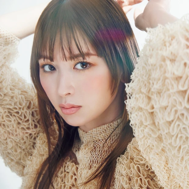 鈴木えみさんの春メイクプラン。目元は締めて、唇はミルキーなバランスが気分