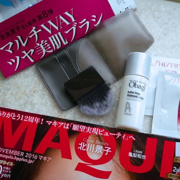 Amazonでも売れ筋一位だ!この付録すごく嬉しいよ〜マルチWAYツヤ美肌ブラシ(ケース付)& オバジ化粧水は換算で約600円分がついて590円のマキア11月号は売り切れ前にお早めに。