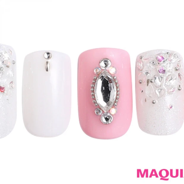 クラッシュストーンとクリスタルが、涼しさを感じさせる「夏ビジューネイル」