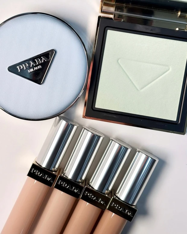 プラダ 新作 2026年1月1日(木)発売