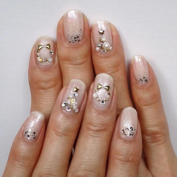 定番モチーフをエレガントに!簡単華やかホワイトクリスマスネイル【ギ☆のセ…