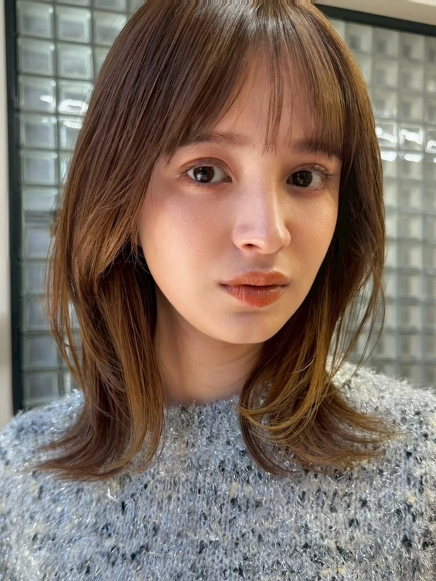 髪型　ミディアムレイヤー　ミディアムヘア　小顔見え　前髪あり　正面