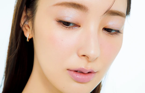 1.ブルーのアイシャドウを使った透明感あふれるアイシーカラーメイク_1_ポイント、やり方