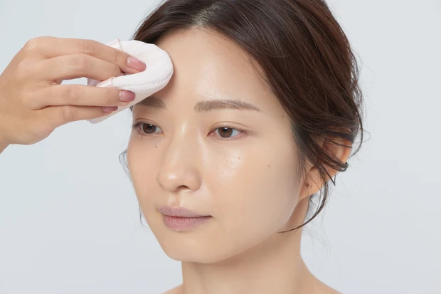 2.パウダー自体に皮脂を吸着する効果があるので、崩れやテカリ、毛穴が気になるTゾーンからパフでおさえていく。ブラーリング効果もあり、肌が一気にさらっと。