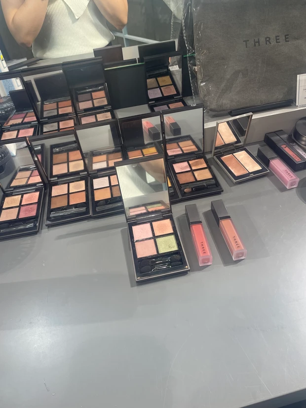 【THREE(スリー)】新作情報!「スターゲージングアイシャドウクアッド」限定色X01 GIRL OF THE YEAR・「ディヴァインリップジェム」新色07 CHARISMA KISSをレビュー♪【秋新色コスメ2024】_7_1