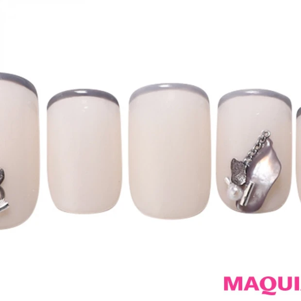 繊細なグレーラインで、凛と美しい「変形フレンチ」ネイル