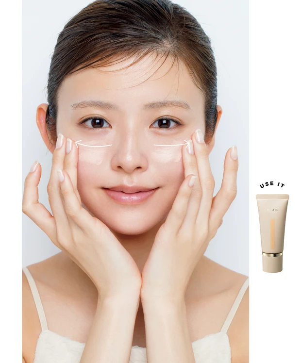 3.ファンデーションを頬の中央からフェイスラインに向かって伸ばす