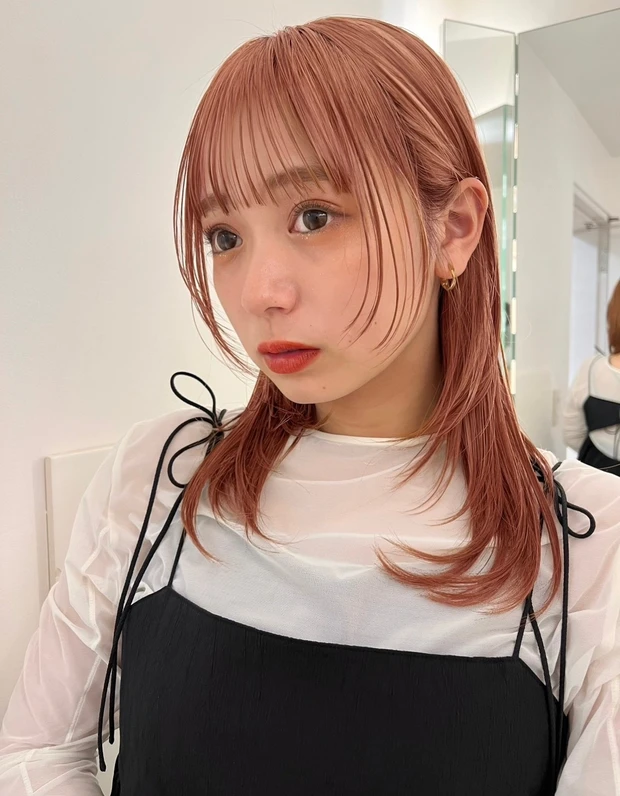 ミディアム　ヘア　髪型　ヘアスタイル　前髪なし　ヘアカラー　ピンクブラウン