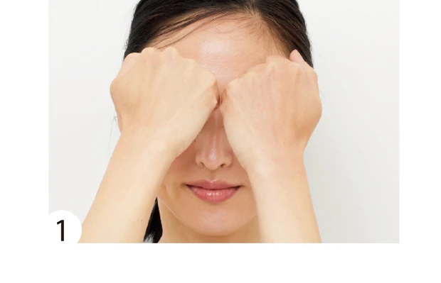両手を握り第一関節と第二関節のあいだで眉から額を上下小刻みにほぐす。