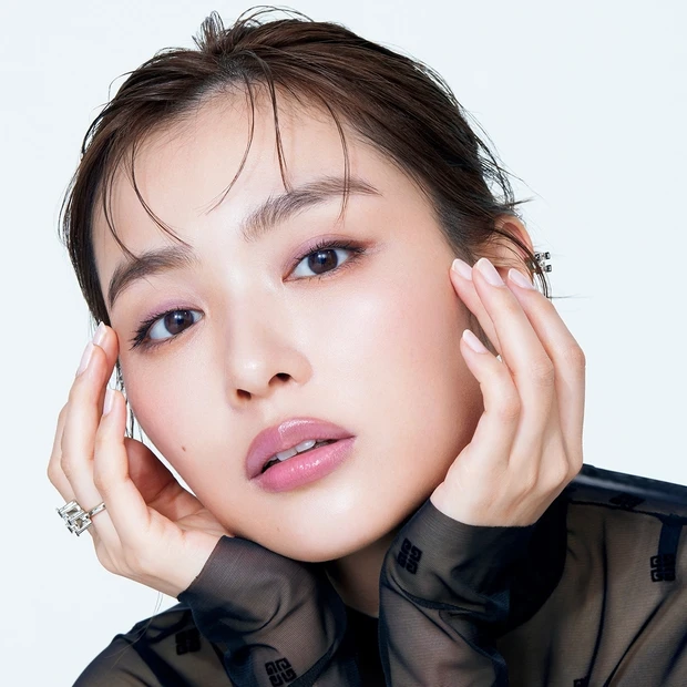 1日中、輝き・補正効果・潤いが持続。ジバンシイから鮮烈デビュー！ 新世代…