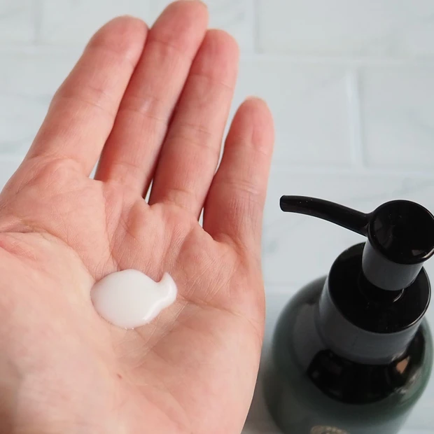 「みどりまゆ シルキーHAIRミルクのテクスチャー