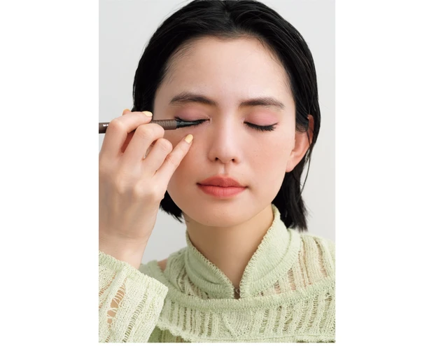 【POINT2】アイシャドウとアイラインは控えめに利かせる