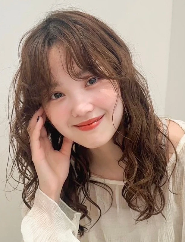 髪型 ミディアム ミディアムヘア 前髪あり パーマ ウェーブ 正面