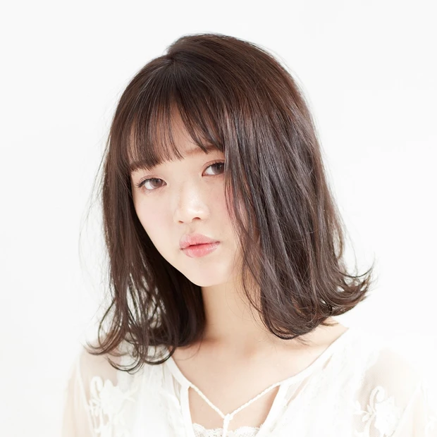 シースルーバング×外ハネカールで、暗髪ロブをおしゃれな抜け感ヘアに