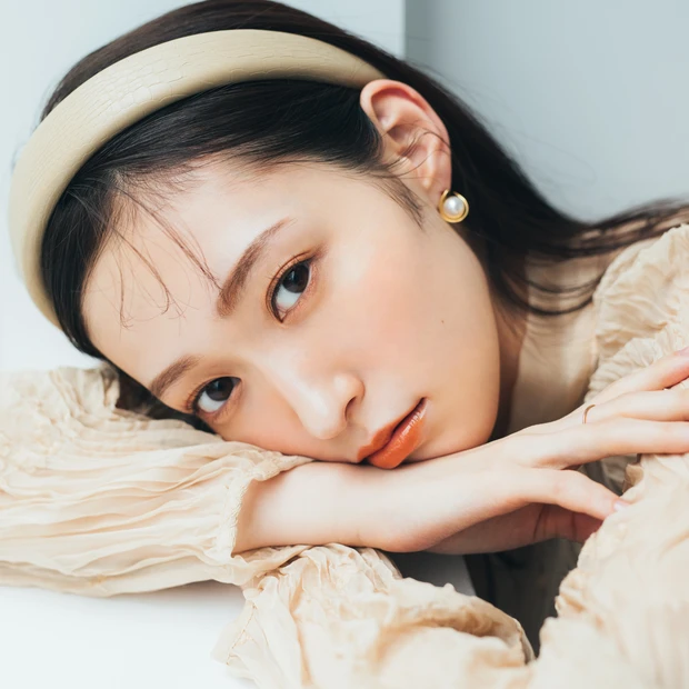 山口真帆さんが旬顔に変身！ “石鹸オフコスメ”でつくる春のベージュ系ワントーンメイク