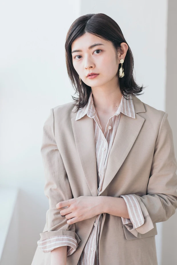 ジャケットスタイルには、ウエットなダウンヘアでキリッとデキる女風に