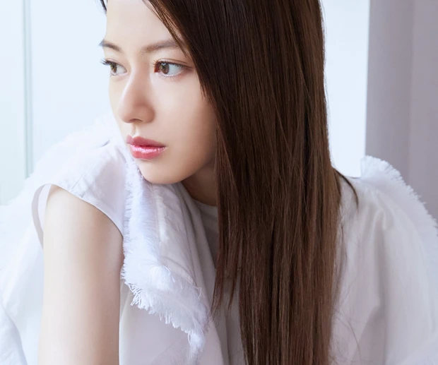 山本舞香さんは今、素肌に映えるサマーメイクに夢中!
_5