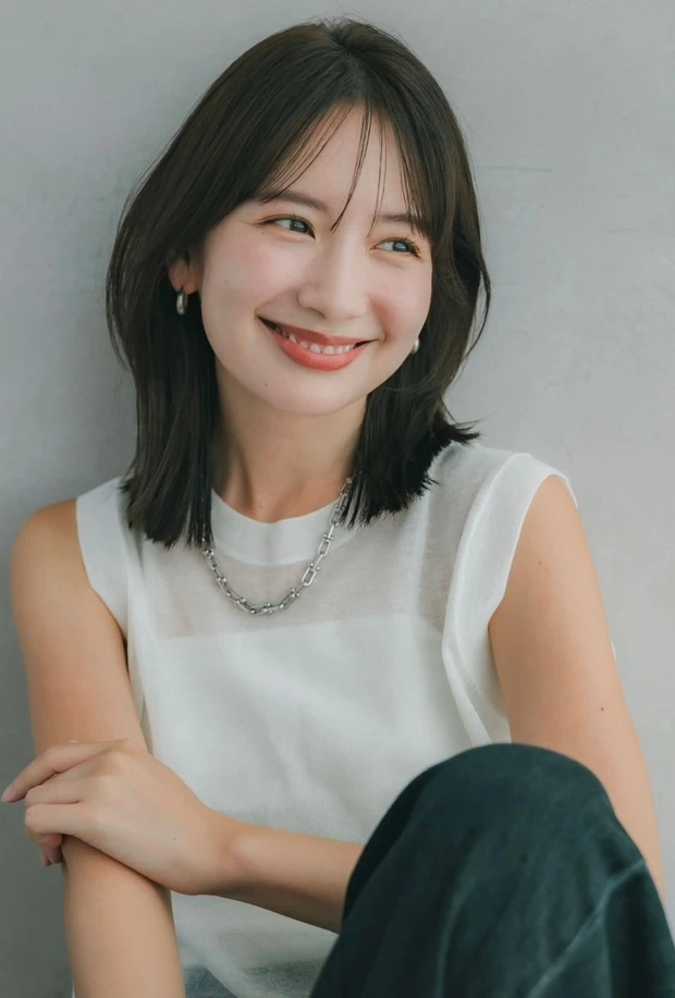 髪型　ミディアム　カジュアルミディアム　前髪あり　スタイリング