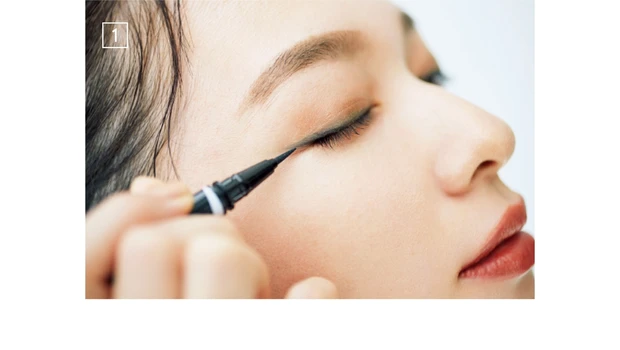 澄んだブルーのラインを走らせる