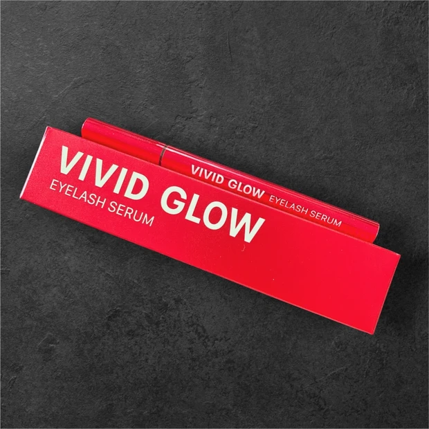 アイライナー型で塗りやすいまつ毛美容液【VIVID GLOWアイラッシュセラム】をレビュー