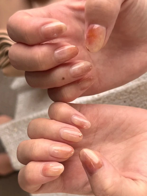 オフィスにもおすすめの「みずみずしい桃ネイル」