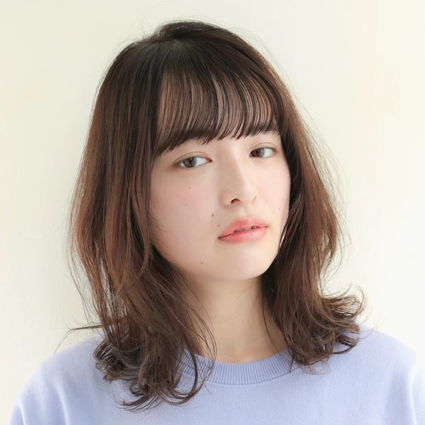 ZACCの髪型・ヘアスタイルまとめ_軽さと透け感が魅力的！ 大人キュートな小顔ウルフミディアム