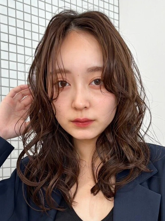 ヘアカタログ セミロング セミロングヘア パーマ 前髪あり 正面