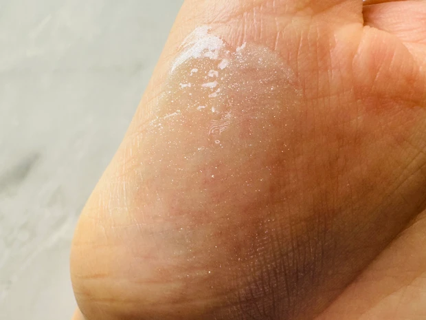 ヴィセのエッセンスリッププランパー BL900 クリスタルブルーのスウォッチ