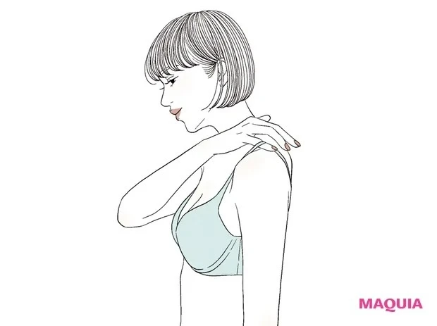 ブラジャーの正しい基本のつけ方_3 肩紐を後ろに送る