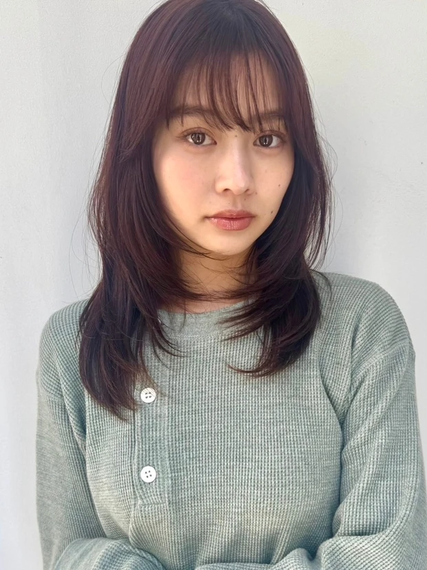 ヘアカタログ セミロング セミロングヘア 前髪あり スタイリング