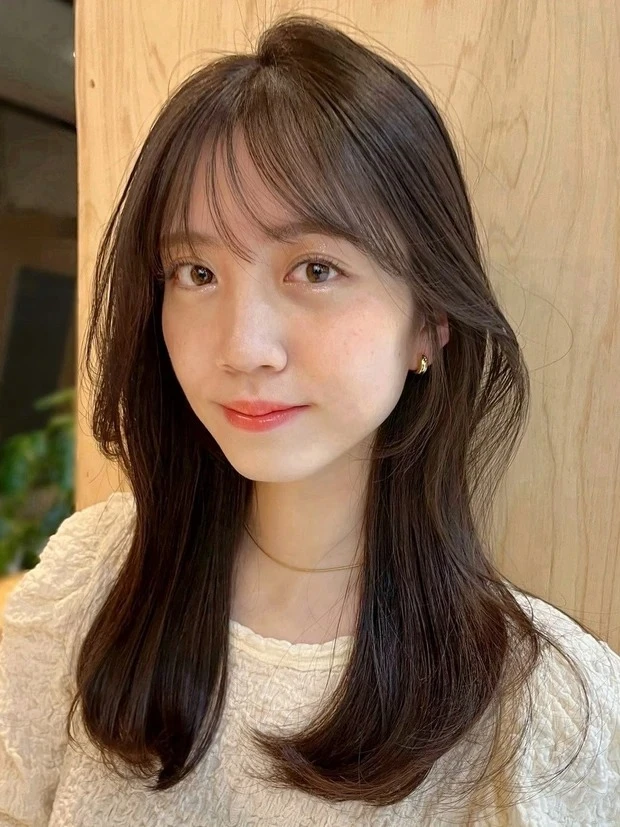 【卵型さんにおすすめの髪型】セミロング&ロングヘア編_【卵型×ロングヘア】顔まわりレイヤーで小顔効果も!大人に似合う王道ロングヘア