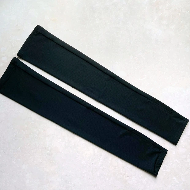 ユニクロ　エアリズムUVカットメッシュアームカバー