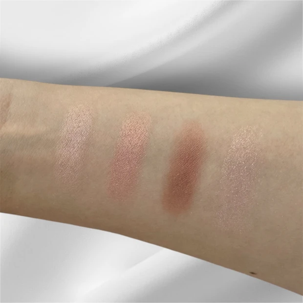 肌にのせたカラー画像