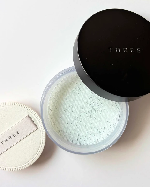 THREE 「アドバンスドエシリアルスムースオペレーター ルースパウダー」 限定色 グリーン