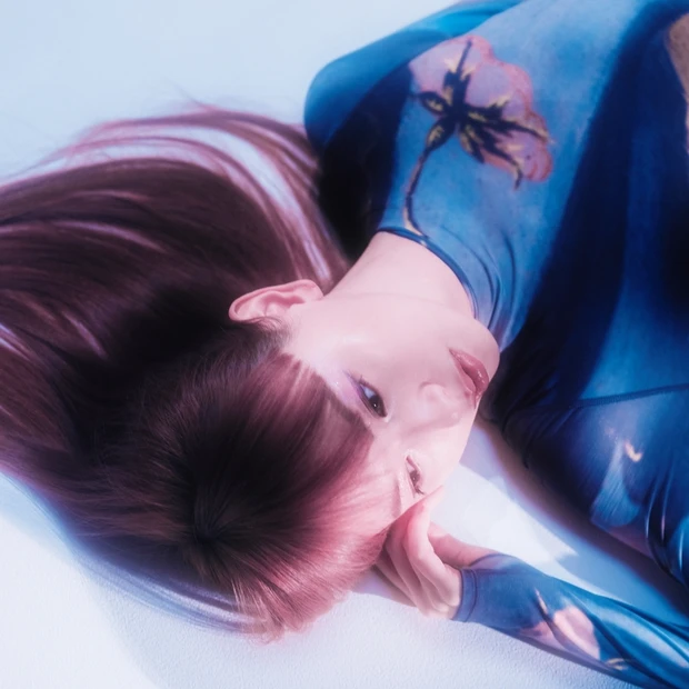 鈴木えみがハイトーンカラーでイメチェン！「髪色を変えたらメイクの楽しみも…