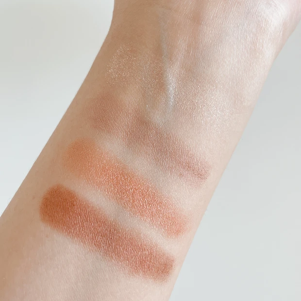 シグニチャーカラーアイズ 02 陽光色 スウォッチ