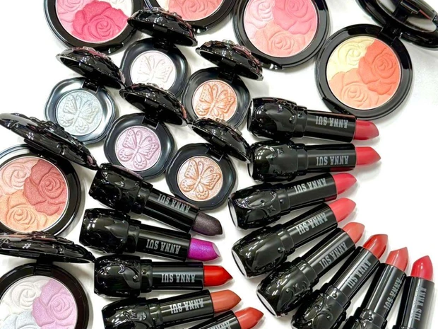 【春コスメ2026】アナ スイの春新色をスウォッチ！ 全18色の新作リップに注目