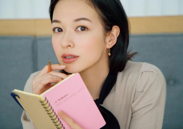 オフィスメイク 信頼感を演出するメリハリストレート眉