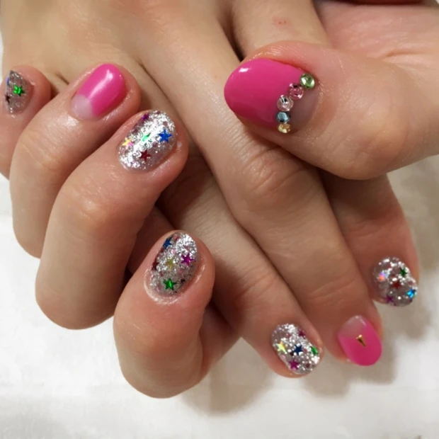 冬こそハデハデでハッピーに♡パーティー時期にぴったりなキラキラ冬ネイル